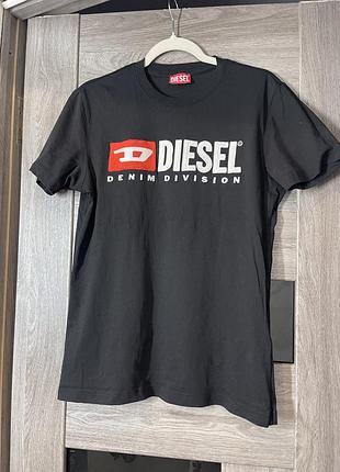 Преміальна чорна футболка від італійського бренду diesel із легендарної лінії denim division. повна оригінальність підтверджується фірмовою біркою