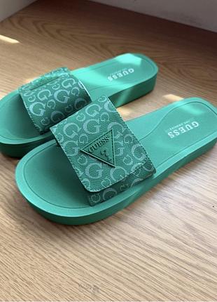Шльопанці guess
