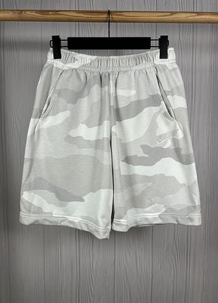 Nike sportswear club camo шорти з камуфляжним окрасом розмір s