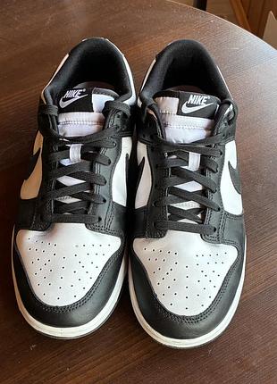 Чорно білі кросівки nike dunk low retro.