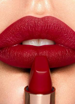 Червона матова помада для губ  charlotte tilbury matte revolution відтінок red carpet red
