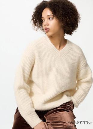 Uniqlo светр з v-подібним вирізом
