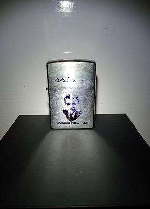 Оригинальная бензиновая зажигалка zippo "founded 1932" (выпуск: август 2009 года) в полном комплекте.
страна производитель: сша (bradford, pa).