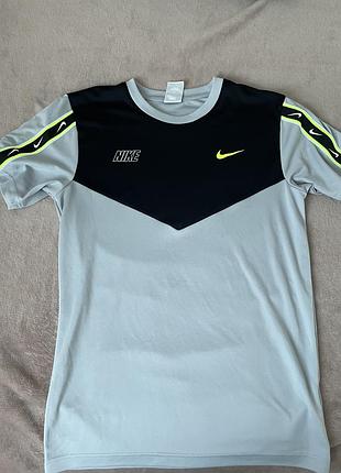 Футболка чоловіча nike,з лампасами
