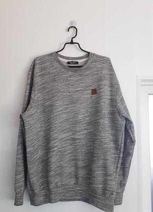 Amaci&amp; sons
44/xxxl/52
мужской теплый серый свитшот, маэ круглый вырез горловины и нашивка на груди 
очень хорошее состояние без следов ношения.