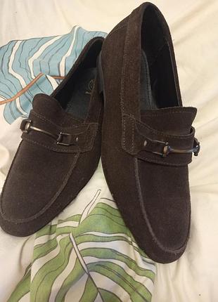 Мужские замшевые лоферы от бренда kurt geiger в глубоком шоколадно-коричневом цвете. длина стельки 28.5 см. ширина 9 см.