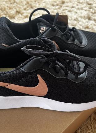 Кросівки жіночі nike