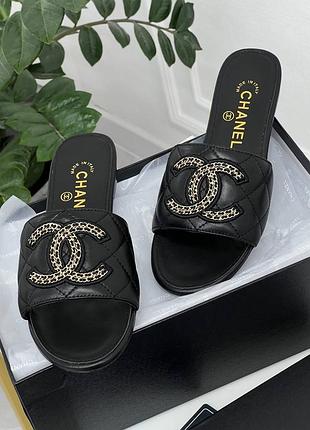 Шкіряні жіночі шльопанці люкс шане.. чорні лого золото ch@ n€l cc logo quilted