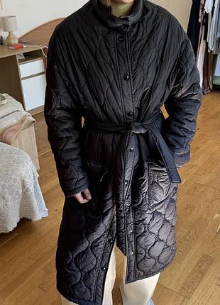 Жіночий довгий стьобаний пуховик bershka . m/l чорний