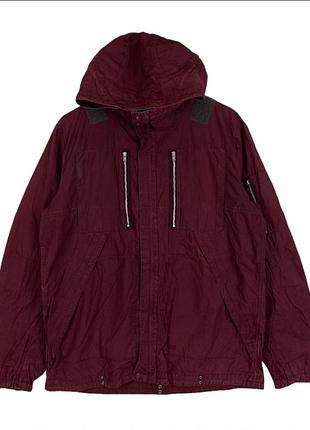 Стильная бордовая мужская куртка с капюшоном от коллаборации undercover x uniqlo.