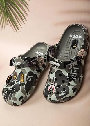 Крокс класік клог бейп сірі crocs classic clog a bathing ape abc camo grey