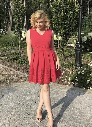Червона сукня з мереживом