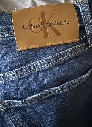 Жіночі джинси calvin klein у синьому кольорі. прямий крій забезпечить комфорт та стиль у будь-який час. ідеальний вибір для щоденного використання.