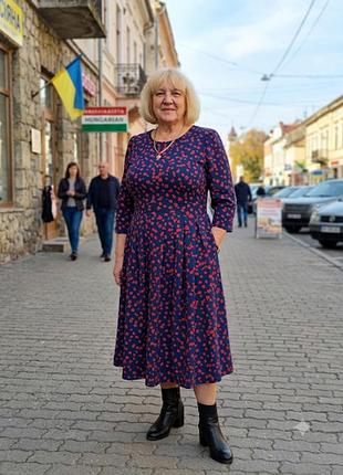 Легкое синее платье миди в розовый цветочек, размер xxl (батал)