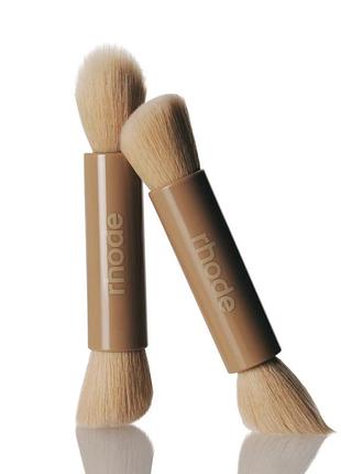 Двосторонній пензлик для кремових текстур rhode pocket brush