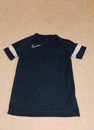 Футболка спортивная nike. размер 128-137 см