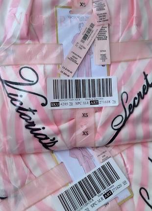 Сатиновая пижама от бренда victoria’s secret 🇺🇸 в бело-розовую полоску. с вышивкой. оригинал