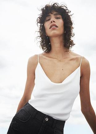 Молочний сатиновий топ zara xs розміру з cowl neck з драпірованим / спадаючим вирізом або виріз-хомут