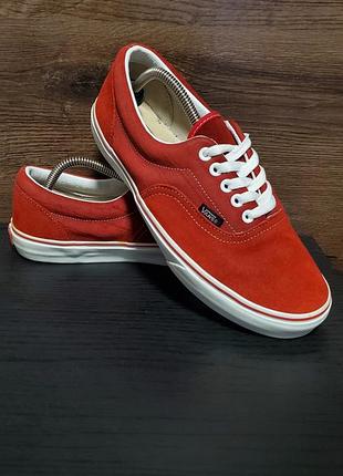 Класичні низькі кеди vans era у яскраво-червоному забарвленні з білою підошвою та білими шнурками.унісекс.