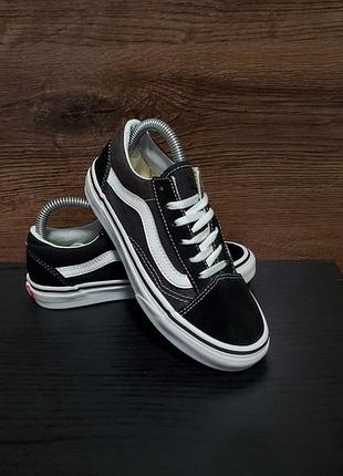 Культовые низкие кеды vans old skool в классической черно-белой расцветке.