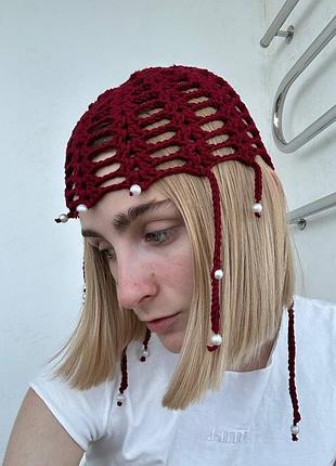 Вязаная шапка кроше красная, шапка паутинка, ажурная летняя шапочка с бусами