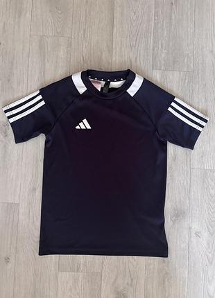 Класна спортивна футболка adidas р.140