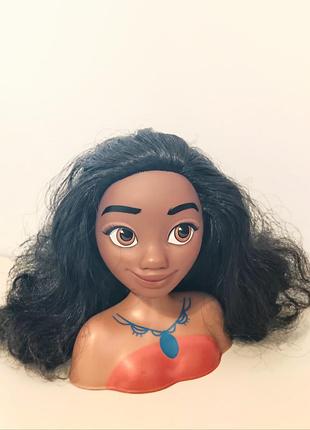 Игровой набор для создания причесок disney princess moana styling head от производителя just play, который отличается густыми черными волосам
