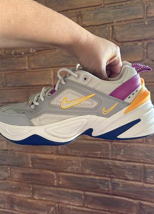 Жіночі кросівки nike m2k tekno сірого кольору з яскравими жовтими та фіолетовими акцентами (артикул ao3108-018)