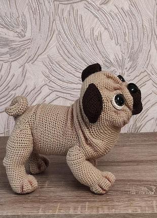 Вязаная игрушка мопс. сделано собственноручно. отличный подарок ребенку, или как украшение интерьера. длина 22 см., высота 23 см. пересашиваю.