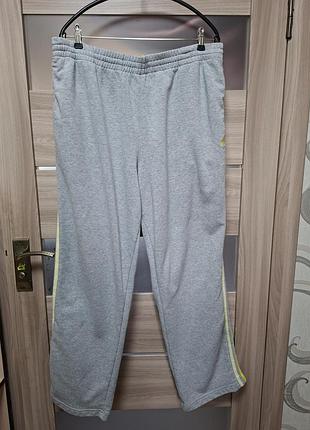 Штани спортивні adidas.
