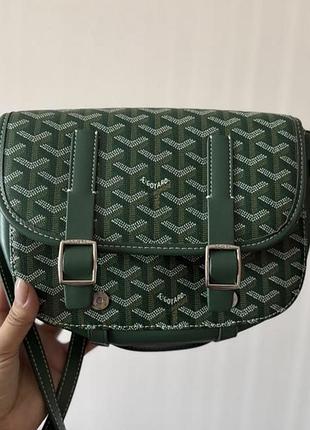 Це зелена сумка goyard belvedere pm із характерним візерунком goyardine та шкіряними ремінцями з пряжками