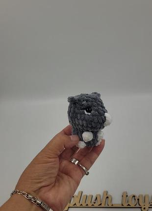 Мягкая вязаная игрушка брелок носорог