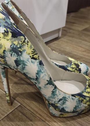 Женские туфли-лодочки от бренда karen millen имеют яркий цветочный принт в желтых и синих оттенках.