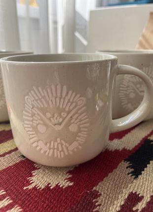 Бежева керамічна чашка m&s home з візерунком у формі їжачка.вона має об'єм приблизно 500 мл