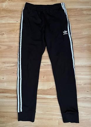 Спортивні штани adidas originals чорні з лампасами звужені  стильні спортивні штани adidas originals чорного кольору