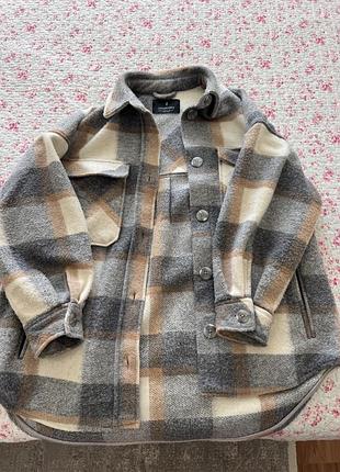 Жіноча сорочка-пальто stradivarius у клітинку, тепла oversize, s/m