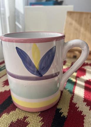 Керамічна чашка caleca з італійським пастельним квітковим візерунком, caleca дизайн: ручний розпис з пастельними смугами та листяним візерунком.