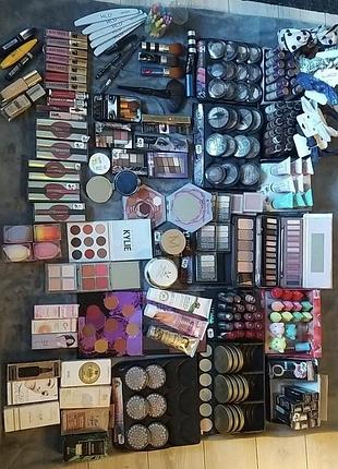 Косметика набор huda beauty, miss rose, revers и другие.
нова