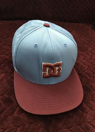 Бейсболка кепка dc shoes с плоским козырьком