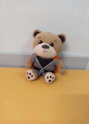 Мягкий мишка в костюме супергероя талисман компании oticon medical для поддержки детей с нарушениями слуха