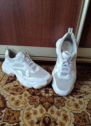 Продам шкіряні кросівки 40
