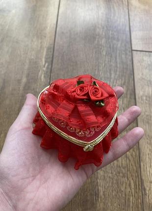 Скринька у вигляді серця червона