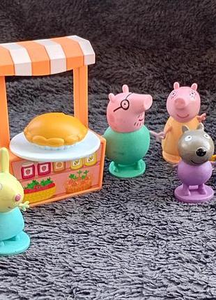 Игровой набор peppa pig «ярмарок» с 8 фигурками.