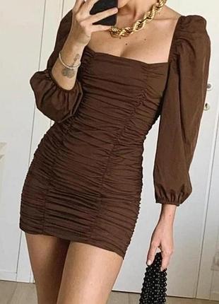 Коричневое мини-платье от бренда bershka с объемными рукавами и драпировкой.