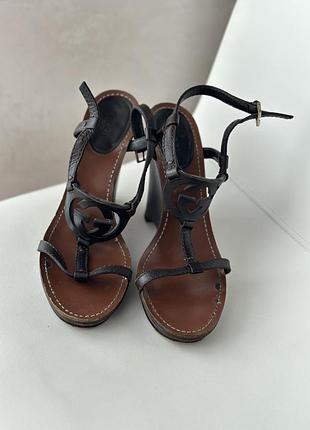 Босоніжки на танкетці gucci