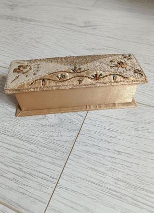 Антикварная прямоугольная шкатулка для колец из шелка.