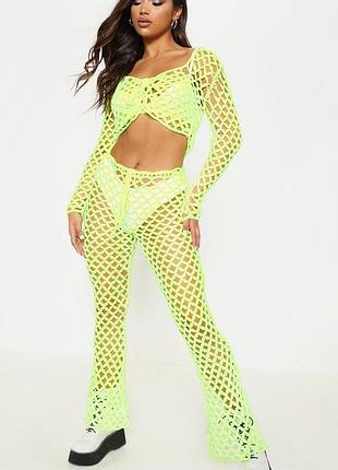 Неоновый пляжный вязаный комплект prettylittlething (брюки-клеш + топ) размер м