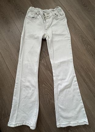 Білі розкльошені джинси zara
