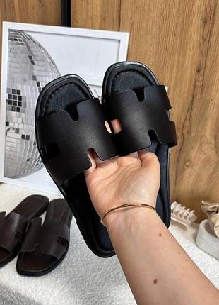 Шльопанці сланці жіночі hermes хермес з н подібним широким ремінцем шкіряні чорні стильні на літо весну осінь прогулянки свята щоденного використання