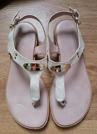 Женские сандалии-вьетнамки michael kors mk plate thong sandals в классической фирменной расцветке vanilla logo.